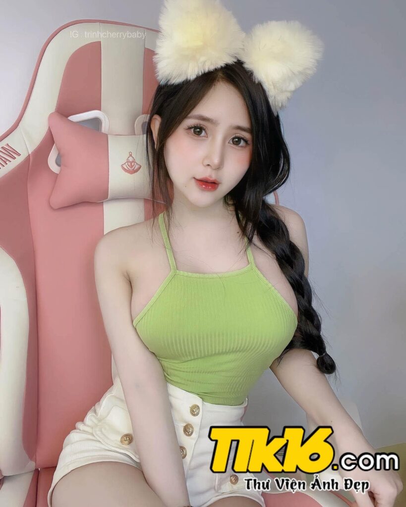 Ảnh Gái Đẹp Mặc Áo Dài Xu Hướng Thời Trang Táo Bạo Gây Tranh Cãi Mạnh Mẽ